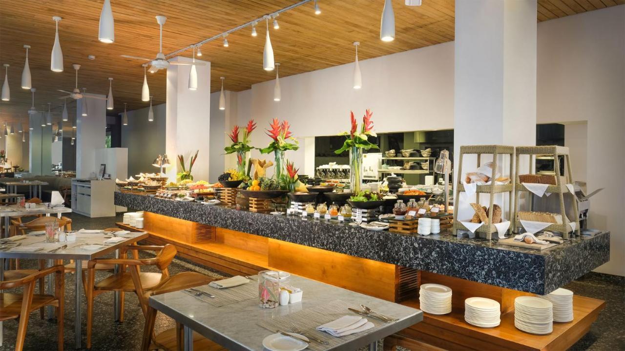 Maya Sanur Resort & Spa Екстериор снимка The buffet at the restaurant