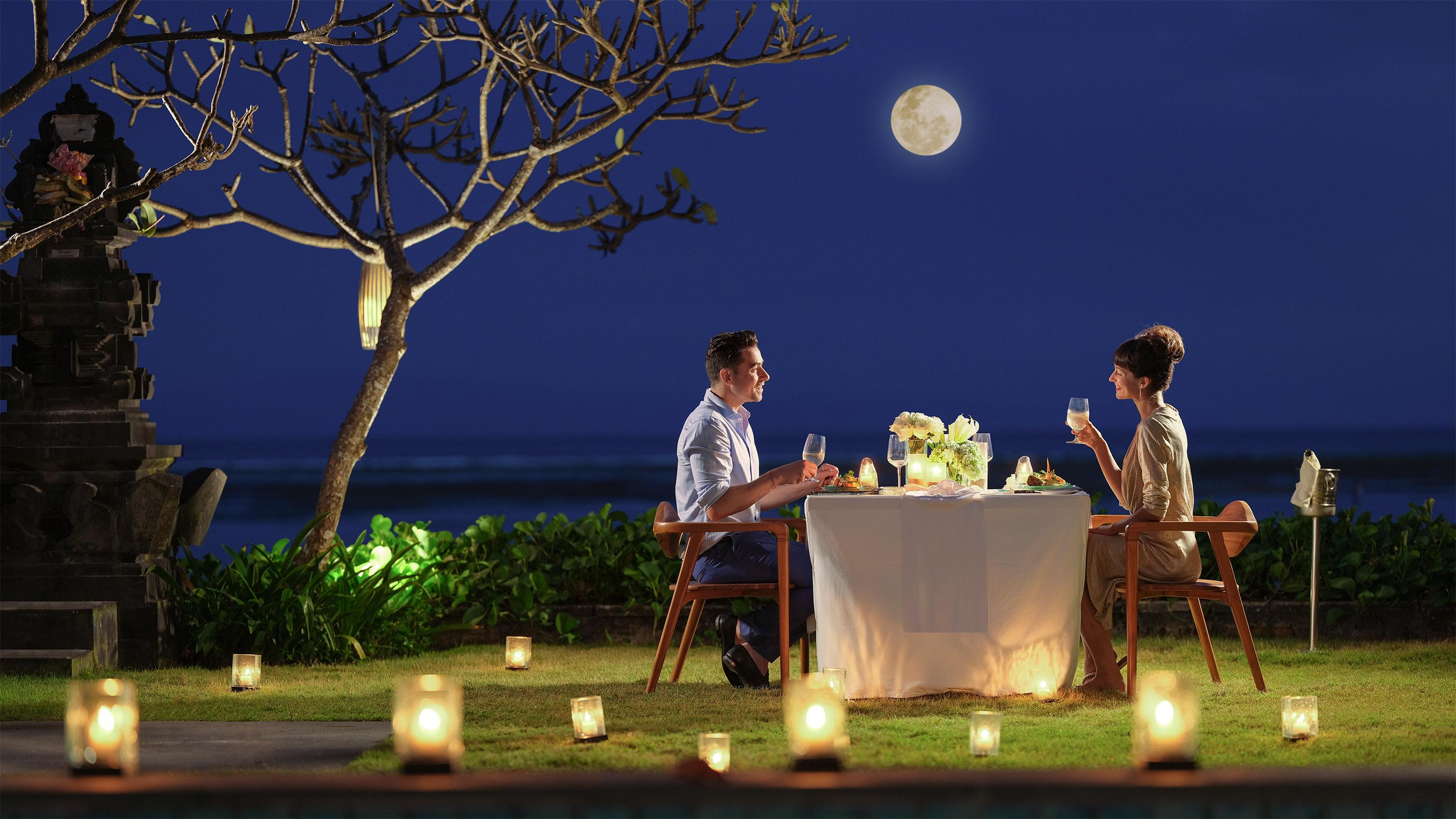 Maya Sanur Resort & Spa Екстериор снимка A couple dining at a resort